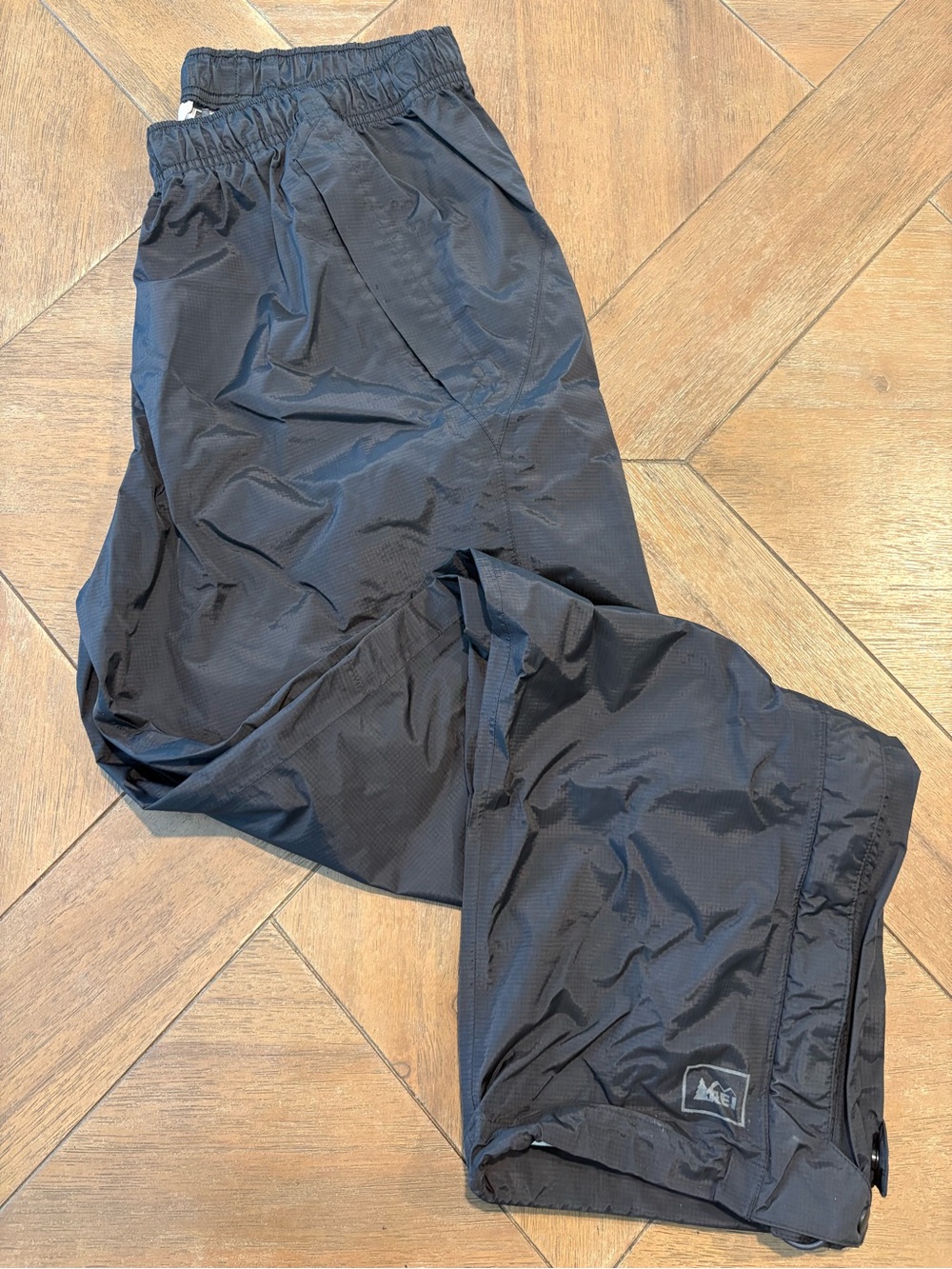 REI Rain Pants Womens Medium Petite Black Nylon Hiking Camping Outdoors EUC - Picture 1 of 8